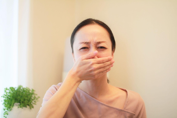 矯正で老け顔になる人の特徴は?抜歯・口元の変化を歯科医が解説